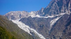 Górna plateau lodowca Koruldashi 3200m. Brak śniegu w kuluarach wyprowadzających na Żandarma.