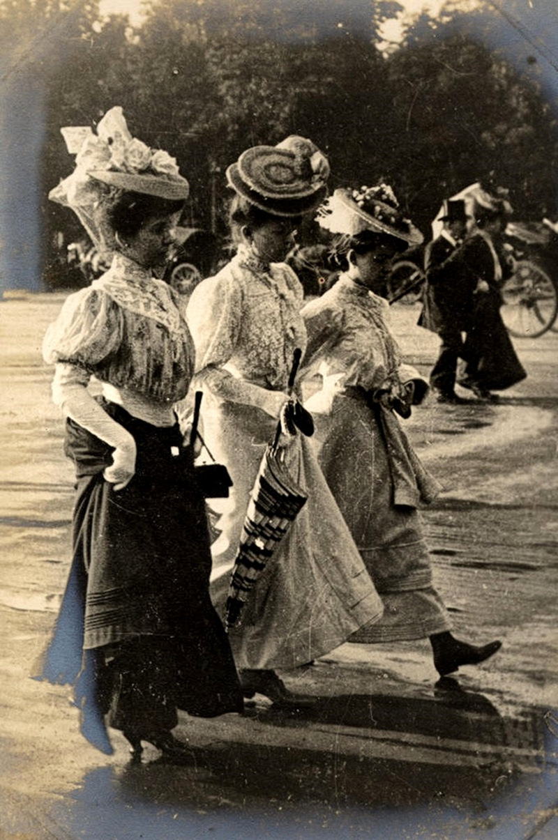3 women walk the Avenue des Champs-Élysées, 1906