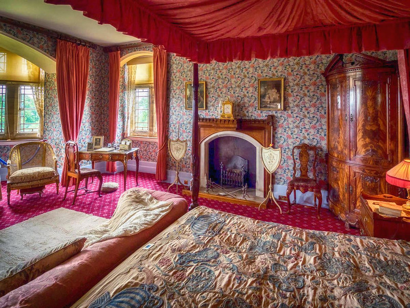 Knightshayes Court Bedroom, Devon. Credit Bob Radlinski, flickr