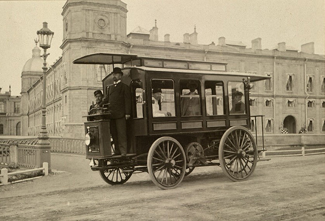 В 1901 г. в Петербурге появился первый отечественный прообраз автобуса