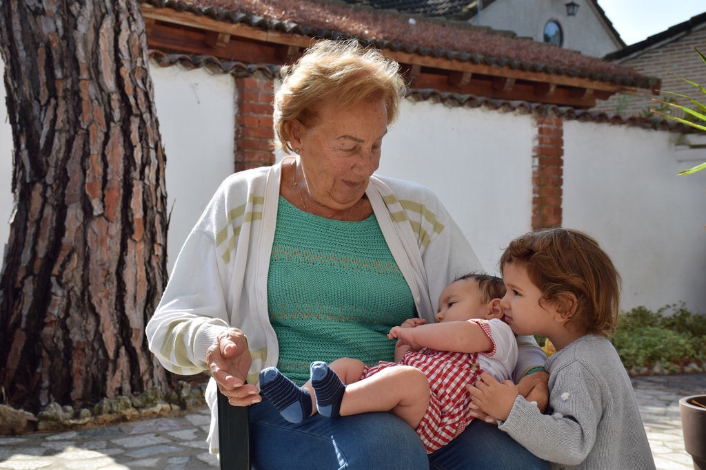 Con la bisabuela durante unas vacaciones en Valladolid. ¡Hay cariño para todos!