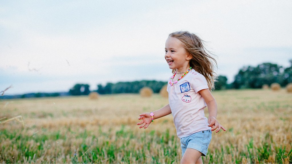 一个在田野里奔跑的年轻女孩