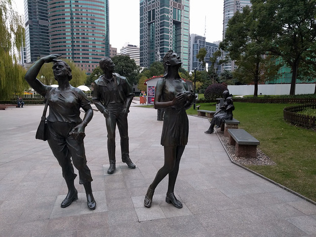 sculpture in Ming Zhu Park