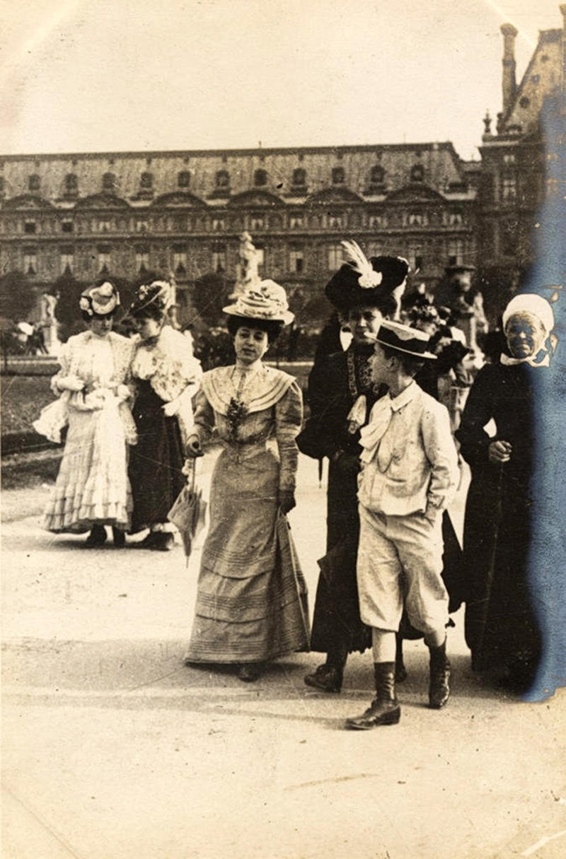 Fashionable Parisians at Place du Louvres, Paris, 1906