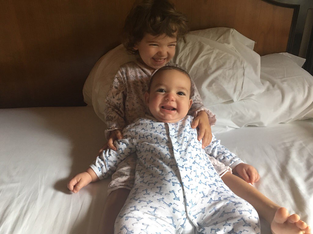 Eva siempre quiere coger a su hermano al despertar, ¡aunque ya casi tienen el mismo tamaño! Aquí estábamos en un hotel de Madrid