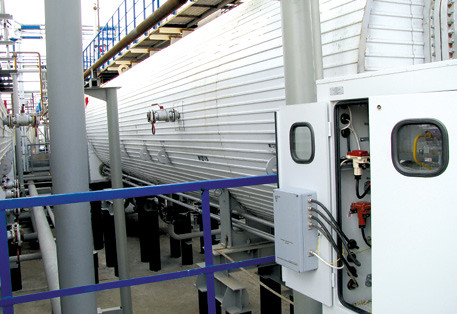 Ультразвуковой генератор «Акустик-Т4» (серый справа внизу) на подогревателе нефти