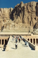 11. EGYPTE - Temple de HATCHEPSUT (XVIIIe dyn. (vers 1500) et Colosses de Memnom