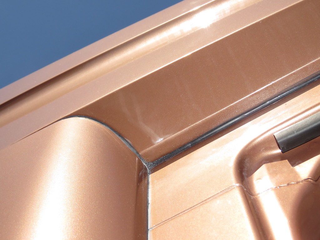 Стеклопластиковые боковины и обтекатель крыши «Чайка-Сервис» имеют стыковочные фланцевые поверхности внутреннего исполнения