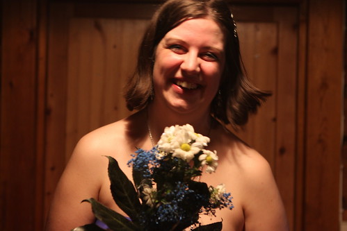 bridge wedding finland bouquet