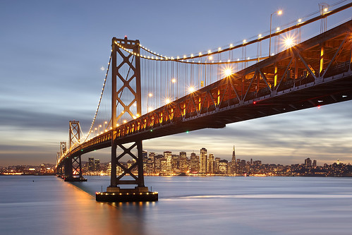 Puente de San Francisco iluminado en la noche