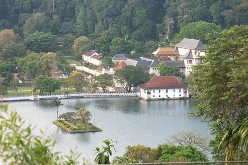 city lake srilanka kandy