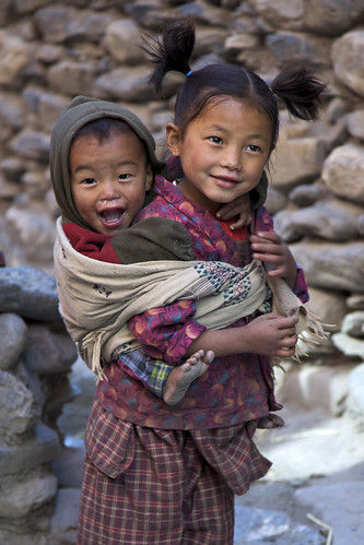 nepal portrait people topf25 trekking children asia village smiles mustang annapurna kagbeni saarc uppermustang lpfamily nepal2009