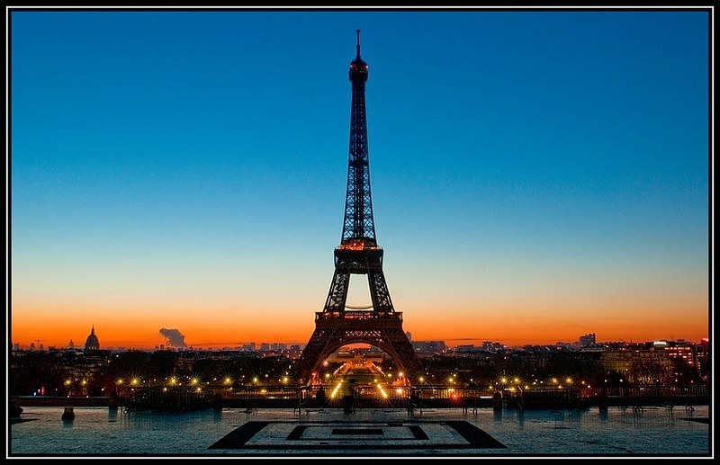 Paris, la Tour Eiffel en drapeau