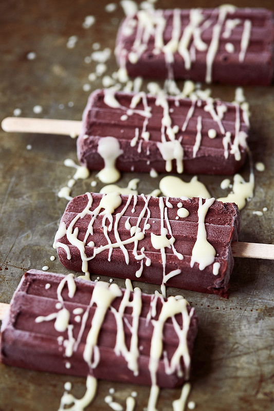 Red Velvet Pudding Pops with White Chocolate Drizzle {dairy-free, paleo, vegan}