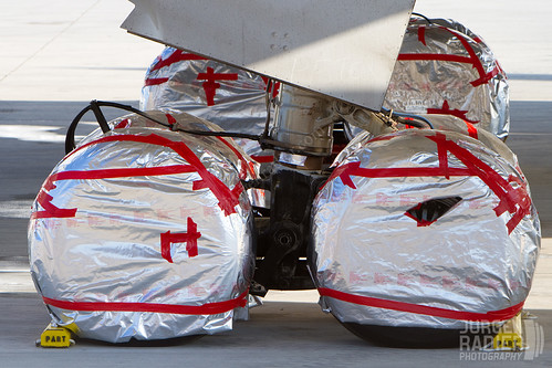 flying aircraft aviation wheels flight wrap gear qantas 767 victorville stored