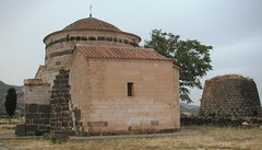 Silanus (Itálie, Sardinie), Nuraghe e Chiesa di S. Sabina