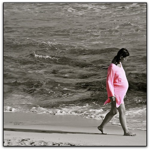 pink sea woman beach waiting mediterraneo mare rosa cisco formentera espera spiaggia spagna baleari lattesa calòdesantagustì