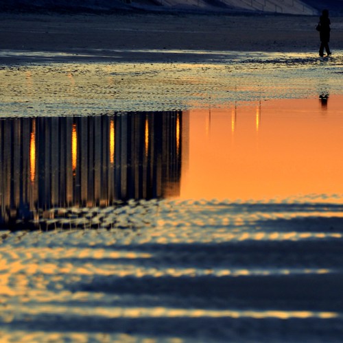 light sunset sea people mer reflection beach backlight published solitude alone loneliness walk lumière explore promenade diptyque plage reflets seule 2010 goldenratio 500x500 betweendayandnight winner500 entrejouretnuit ©annedhuart backlightmag expositionsauvage
