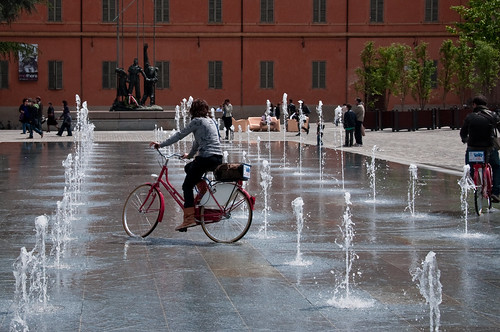 people italy fountain fun nikon italia play persone ciclista acqua fontana ohhh gioco bycicle reggioemilia bicicletta divertimento biciclette d90 zampilli watwe nikond90 estremità albitai