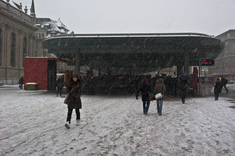 Bahnhofplatz Bern mit verschneitem Baldachin