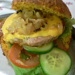 Salsiccia-Cheeseburger mit gepfeffertem Senfgurken- Zwiebelgemüse und Spezialsauce