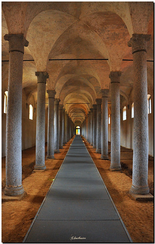 old distortion columns perspective castellosforzesco lombardia antiche stables colonne vigevano prospettiva ghostbuster scuderie distorsione platinumphoto supercontest gigi49