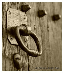 Knock, knock on the door. - Photo of Berthecourt