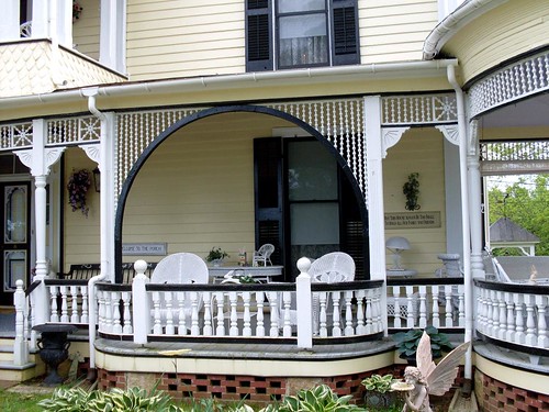 wood house home architecture virginia queenanne details decoration victorian gingerbread porch wicker railings beadwork ornamentation semicircle shingling boydton fishscale spandrel porchfurniture mecklenburgcounty hangingfrieze