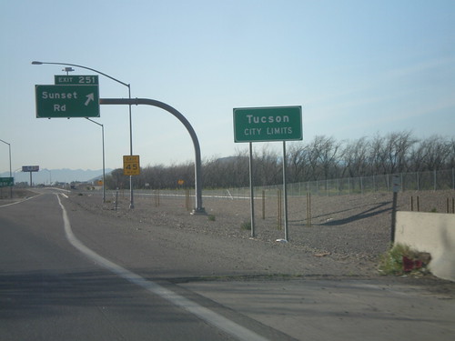 arizona sign tucson i10 overhead interchange citylimit interstatehighway biggreensign freewayjunction