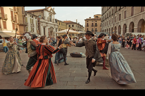 show street italy woman man dance nikon colorful italia dress medieval suit period vicenza d90 1685mm fabricedrevon