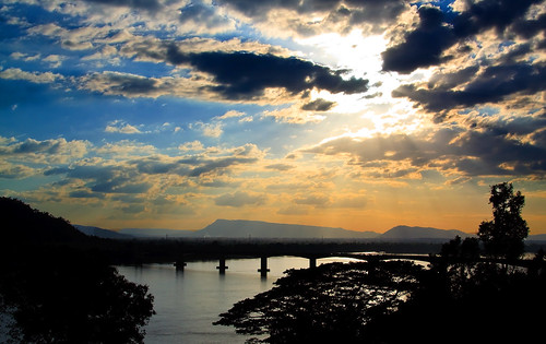 bridge sunset clouds sonnenuntergang wolken laos lao pakse champasak pakxe champasakprovince ປະເທດລາວ ນ້ຳຂອງ ແມ່ນ້ຳຂອງ laonipponfriendshipbridge ປາກເຊ