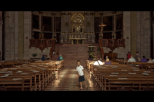 loo italy church bench kid nikon italia cathedral candid faith il devotion duomo cinematic vicenza d90 1685mm fabricedrevon