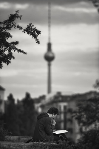 man berlin reading blackwhite alone working fernsehturm tvtower mauerpark 135mm candidshot textmarker nikond300 keinbockauffusball
