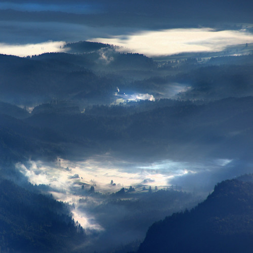 morning blue sky cloud mist mountain mountains alps fog landscape geotagged dawn long pentax outdoor fromabove berge alpen tamron coordinates position lat 2010 zugspitze kx 18250 traumlichtfabrik