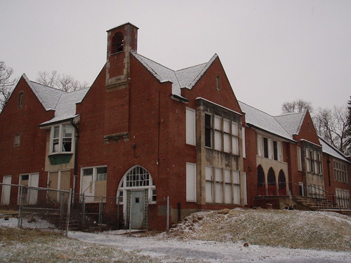 school abandoned closed belltower vacant gables decayed nationalregisterofhistoricplaces orielwindow nrhp collegiategothicarchitecture formerschool constructed1931 rottschool sunsethillsmo rottrd judevinecenterforautisticchildren