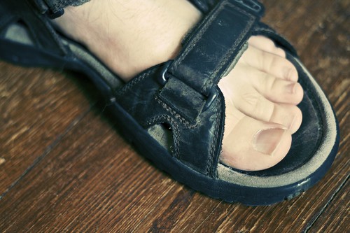 walking foot shoe toes floor barefoot sandal teva ef50mmf18
