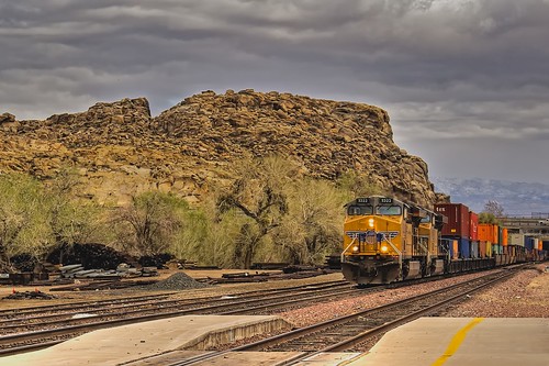up day time action transportation southerncalifornia freight mojavedesert victorville uprr unionpacificrailroad tonemapped dieselelectriclocomotive imagetype photospecs