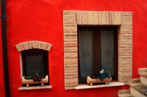 red rouge italia finestra fiori rosso abruzzo roccasangiovanni