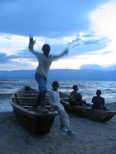 sunset lake boats jump jumping burundi kidsplaying laketanganyika lactanganyika sagaplage