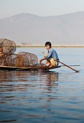 lake geotagged boat fishing fisherman nikon asia burma canoe tc myanmar inle gps shan rv fx burmese teleconverter kan shanstate intha tc14eii 70200mmf28gvr gp1 14x robale 0912 lakeinle d3x youngrobv myanmarese d3x0627