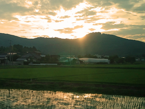 ibaraki japan sky travel mountain field cloud reflection sun sunset 日本 茨城県 茨城 空 雲 日没 田圃 たんぼ 山 太陽 反射 dusk