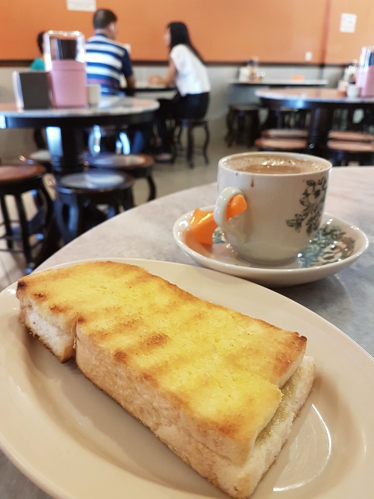 碳烧面包 Charcoal Toast Bread $3.30 鸳鸯 Cham $3.00 @ 金记好好食云吞面家(Good Taste Restaurant) USJ 10