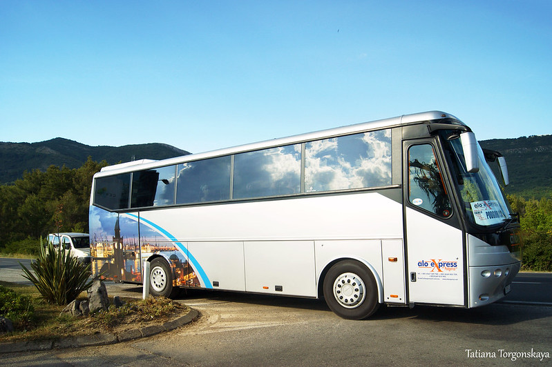 Автобус остановился перед тиватским аэропортом