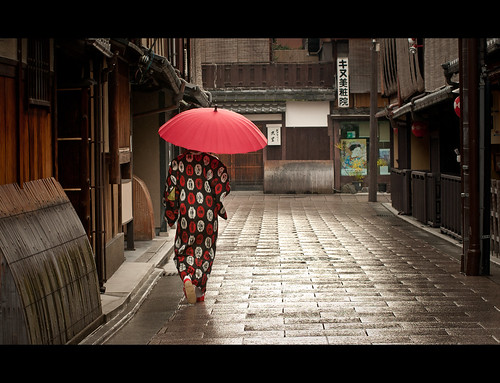 street old city morning travel portrait people woman rain japan umbrella sunrise photography nikon kyoto cityscape tokina maiko geisha 京都 日本 gion kansai 535 gp1 50135 d300s
