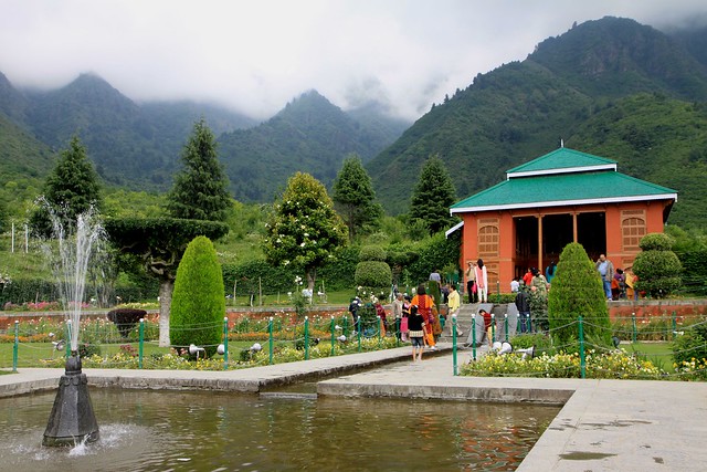 cheshmashahi gardens srinagar