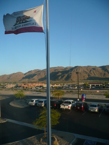 auto california usa car marriott hotel flag parking urlaub mojave parkplatz fahne flagge wüste mojavedesert kalifornien twentyninepalms fairfieldinn