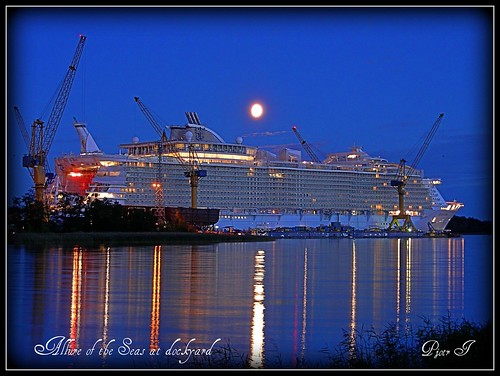 finland dock turku cranes shipyard dockyard passengership cruisingship perno bluesail allureoftheseas stxshipbuilding