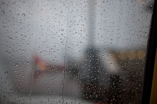 travel macro travelling window rain oslo norway iso100 gardemoen 280mm ‒⅓ev ef24mmf14liiusm ¹⁄₈₀secatf14