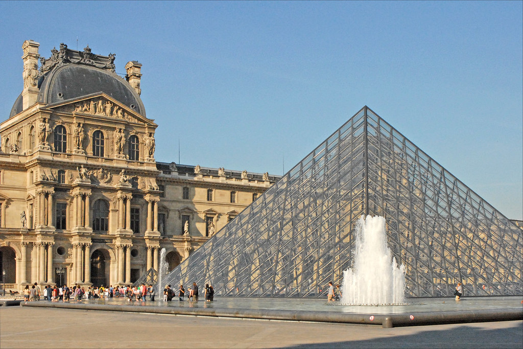 Le Mus E Du Louvre Le Palais Du Louvre Et La Pyramide De L Flickr   4750261198 6d56d2a2d8 B 