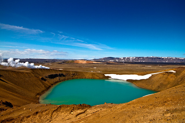 Krafla es una caldera volcánica de aproximadamente 10 km de diámetro con una larga zona de fisuras de 90 km, situada en el norte de Islandia en la región de Mývatn. Su pico más alto alcanza los 650 msnm.

Krafla incluye uno de los dos cráteres más conocidos de Islandia junto con Askja, Víti (en islandés víti significa infierno ya que antiguamente se pensaba que el infierno se encontraba bajo los volcanes). El crater Víti es famoso por el lago verde que aloja.

Krafla incluye así mismo a Námafjall, un área geotermal plagada de volcanes de lodo hirviente, solfataras y fumarolas humeantes.
